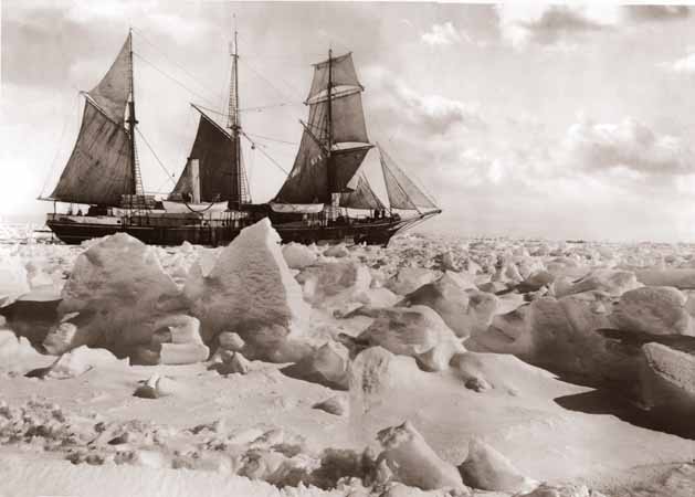 l'Endurance prise dans les glaces